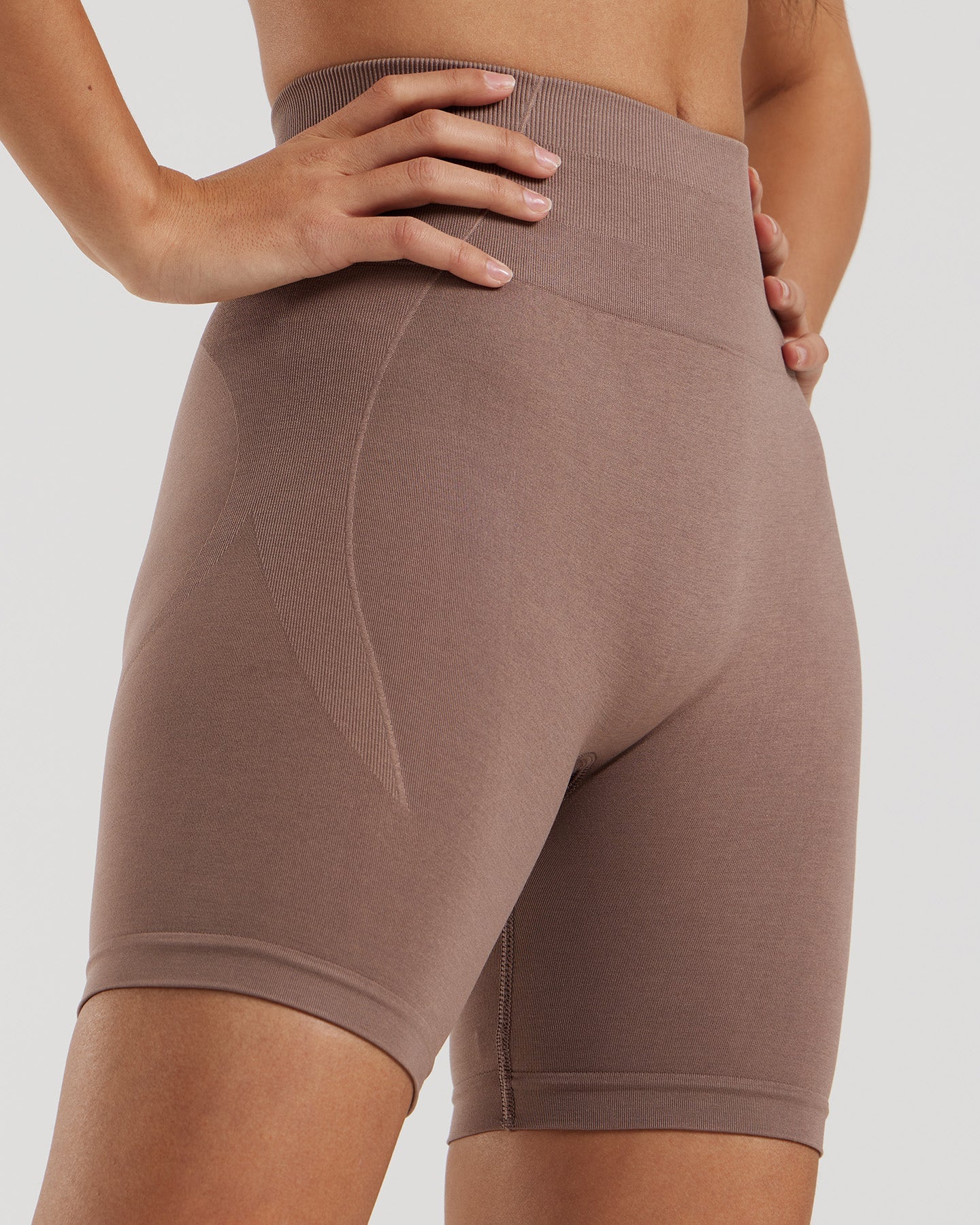 Define 2.0 Seamless Scrunch 6" Shorts | Mocha