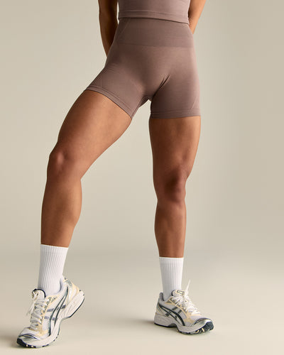Define 2.0 Seamless Scrunch 4" Shorts | Mocha
