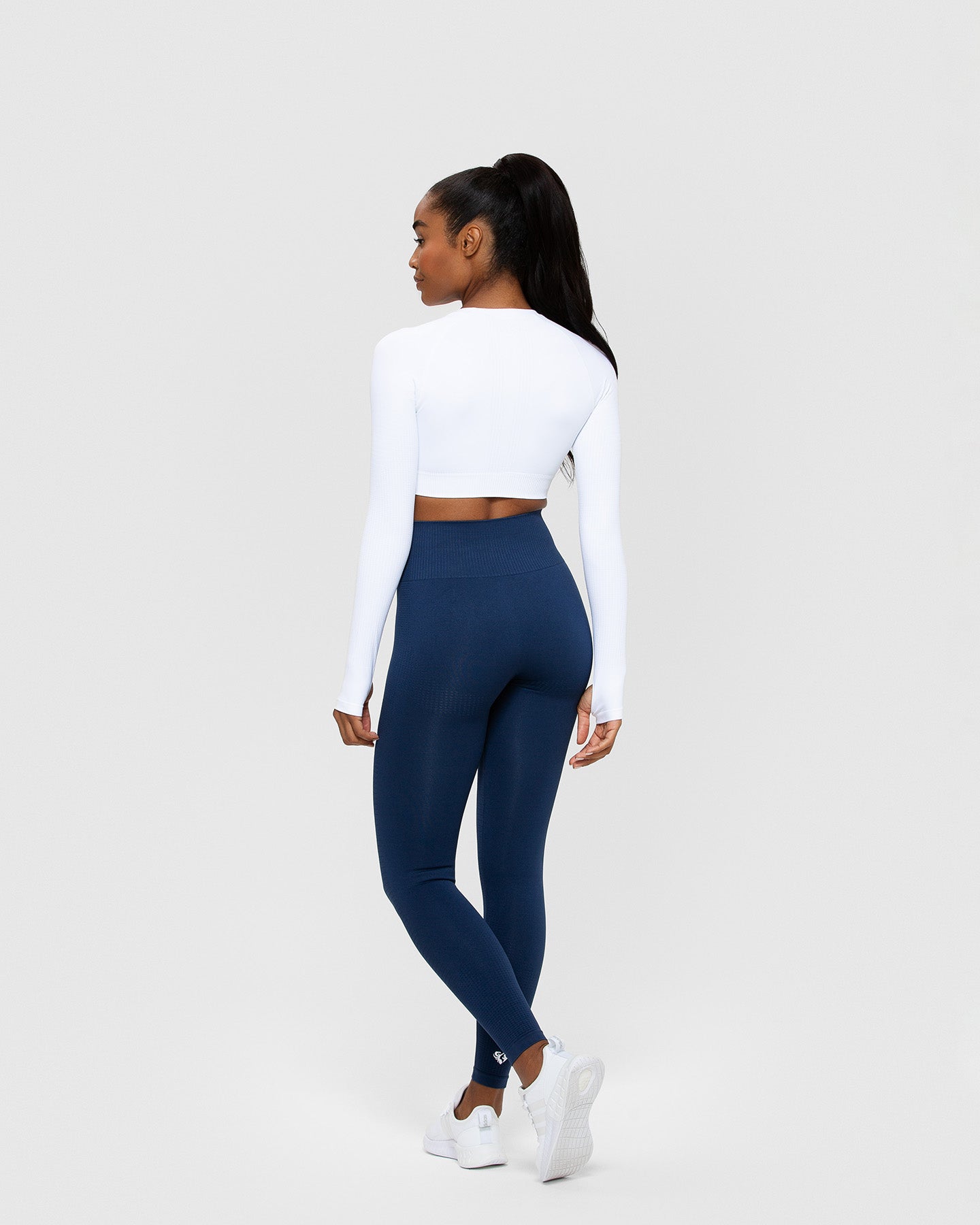 Women's White Solid Fitted Long Sleeves Crop Top